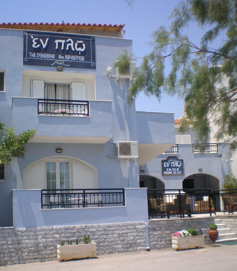 En Plo Hotell Elafonissos Exteriör bild