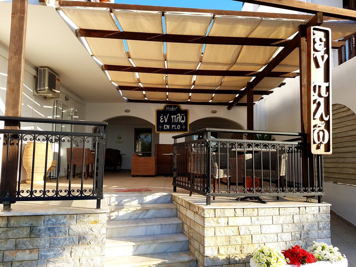 En Plo Hotell Elafonissos Exteriör bild